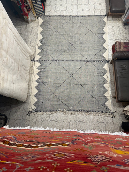 D5: Handwoven Moroccan Flat Weave Rug – Minimalist Black & Ivory Design