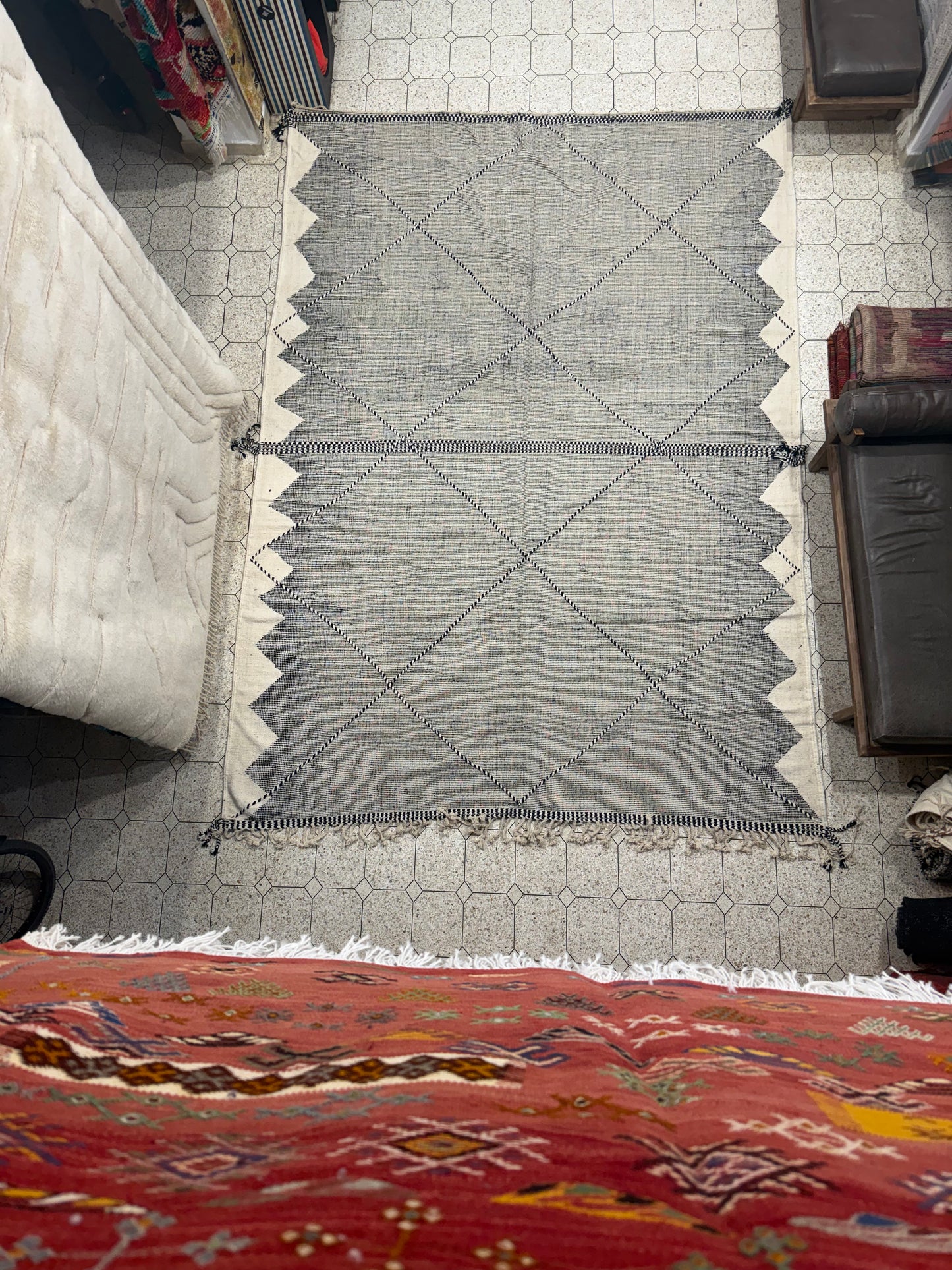 D5: Handwoven Moroccan Flat Weave Rug – Minimalist Black & Ivory Design