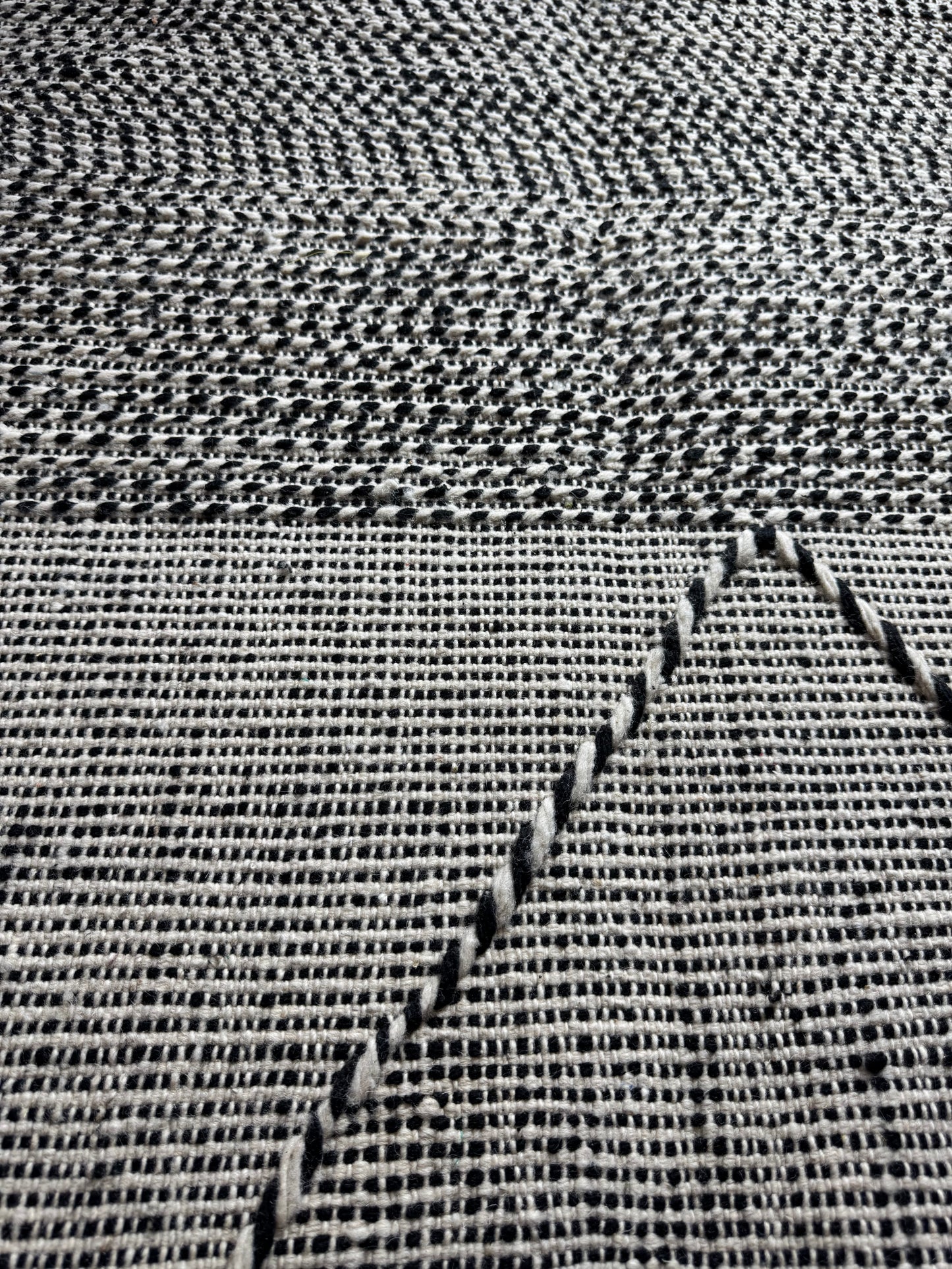 Handwoven Moroccan Flat Weave Rug – Natural Beige &