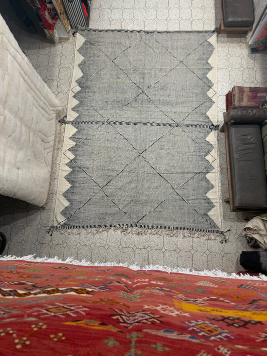 D5: Handwoven Moroccan Flat Weave Rug – Minimalist Black & Ivory Design