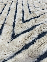 Load image into Gallery viewer, Majd  Beni Mrirtrug