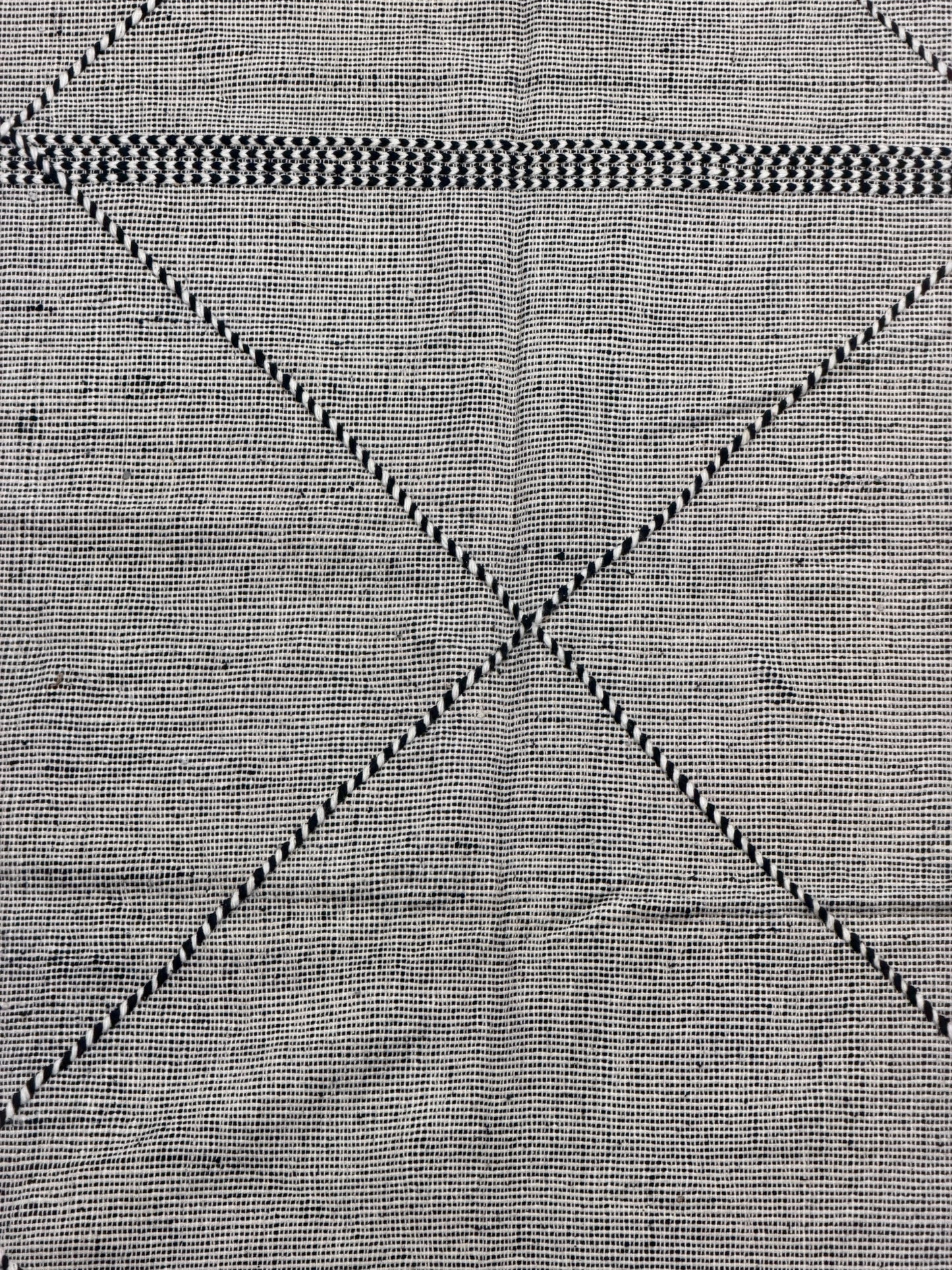 D5: Handwoven Moroccan Flat Weave Rug – Minimalist Black & Ivory Design