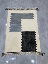 Load image into Gallery viewer, Vendor flat weave kilim