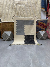 Load image into Gallery viewer, Vendor flat weave kilim